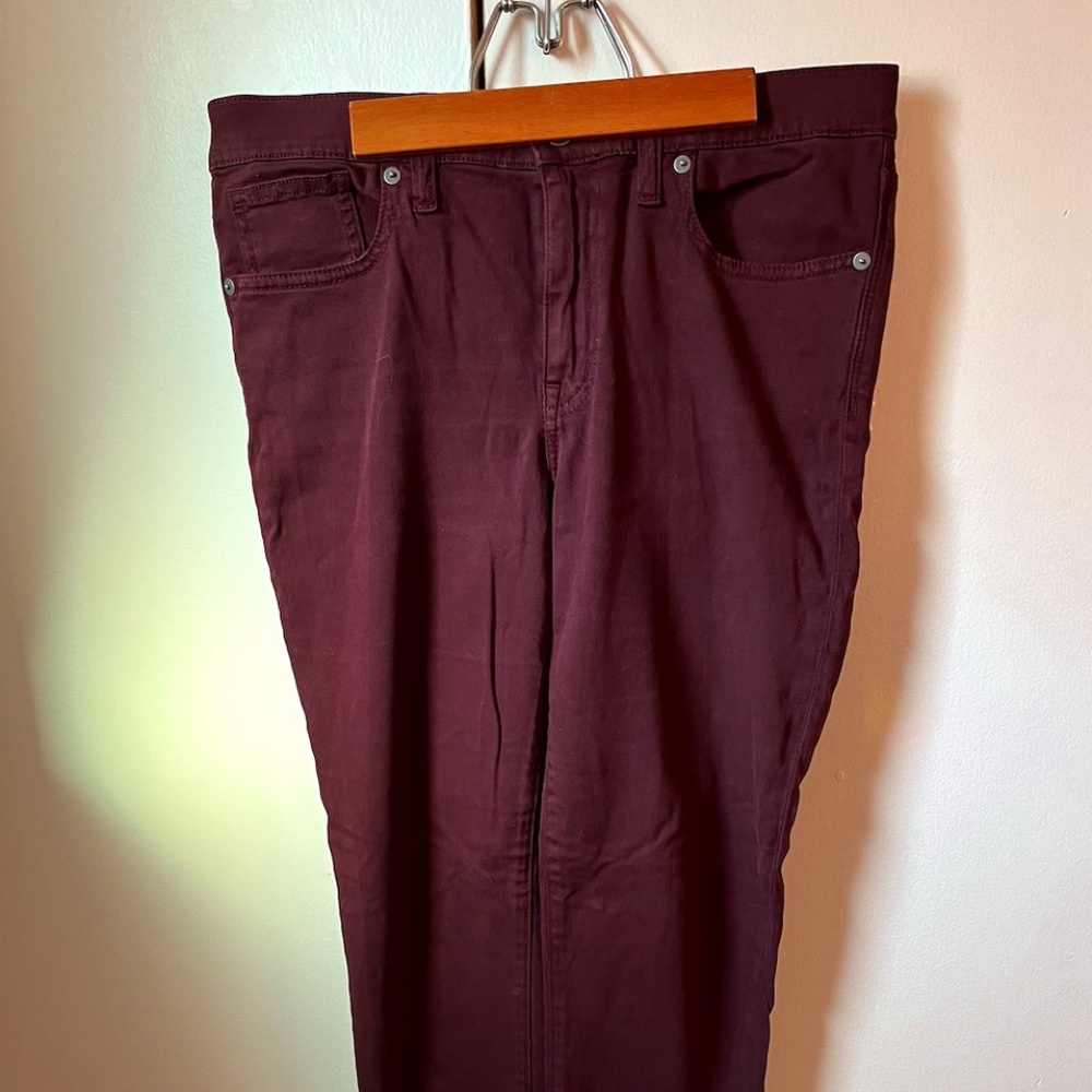 Madewell 9" high rise tapered cotton blend pants in Merlot